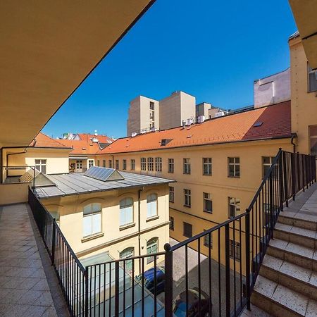 Quiet City Center Apartment In Hip & Foodie Area Прага Екстериор снимка