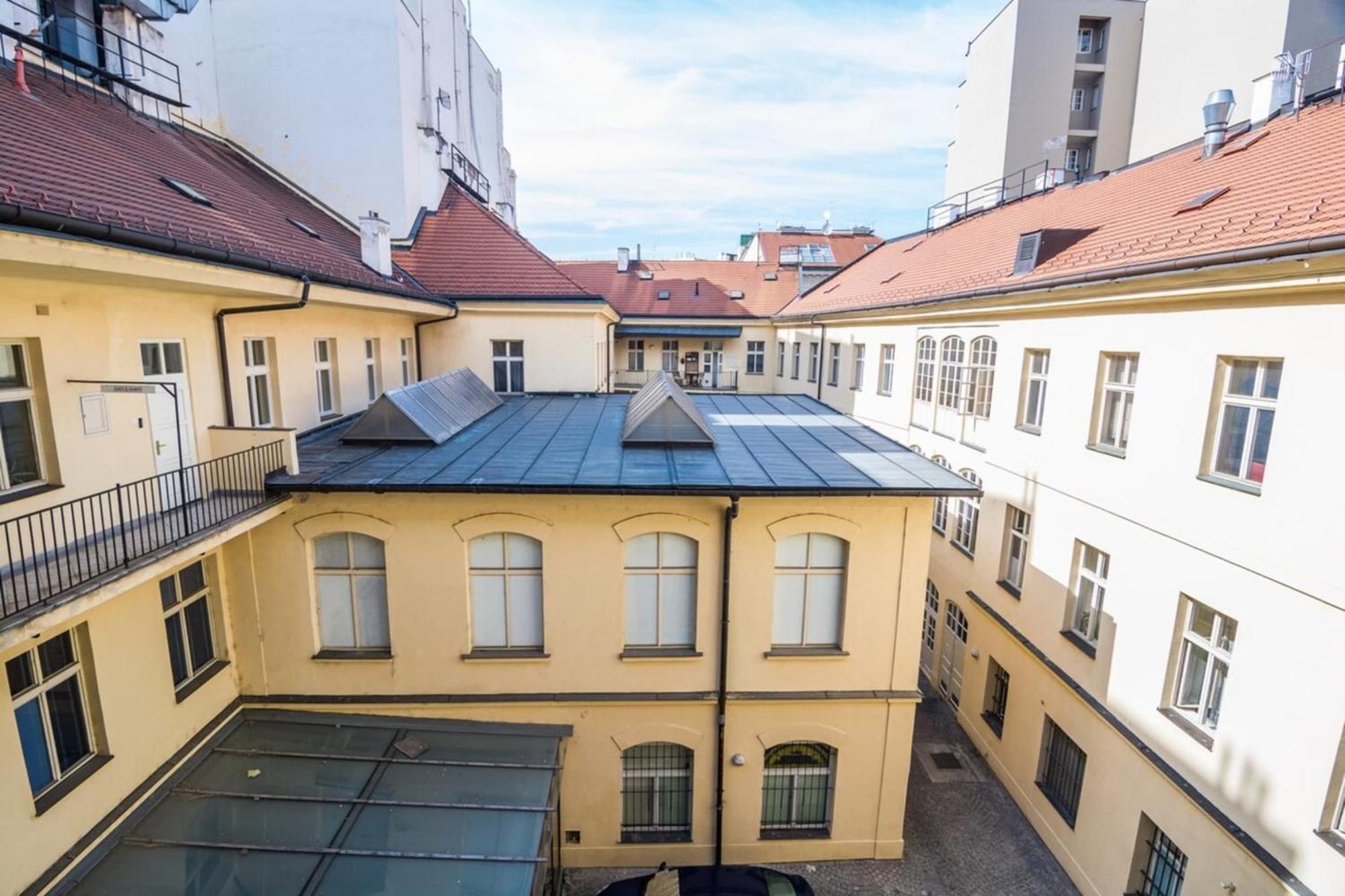 Quiet City Center Apartment In Hip & Foodie Area Прага Екстериор снимка